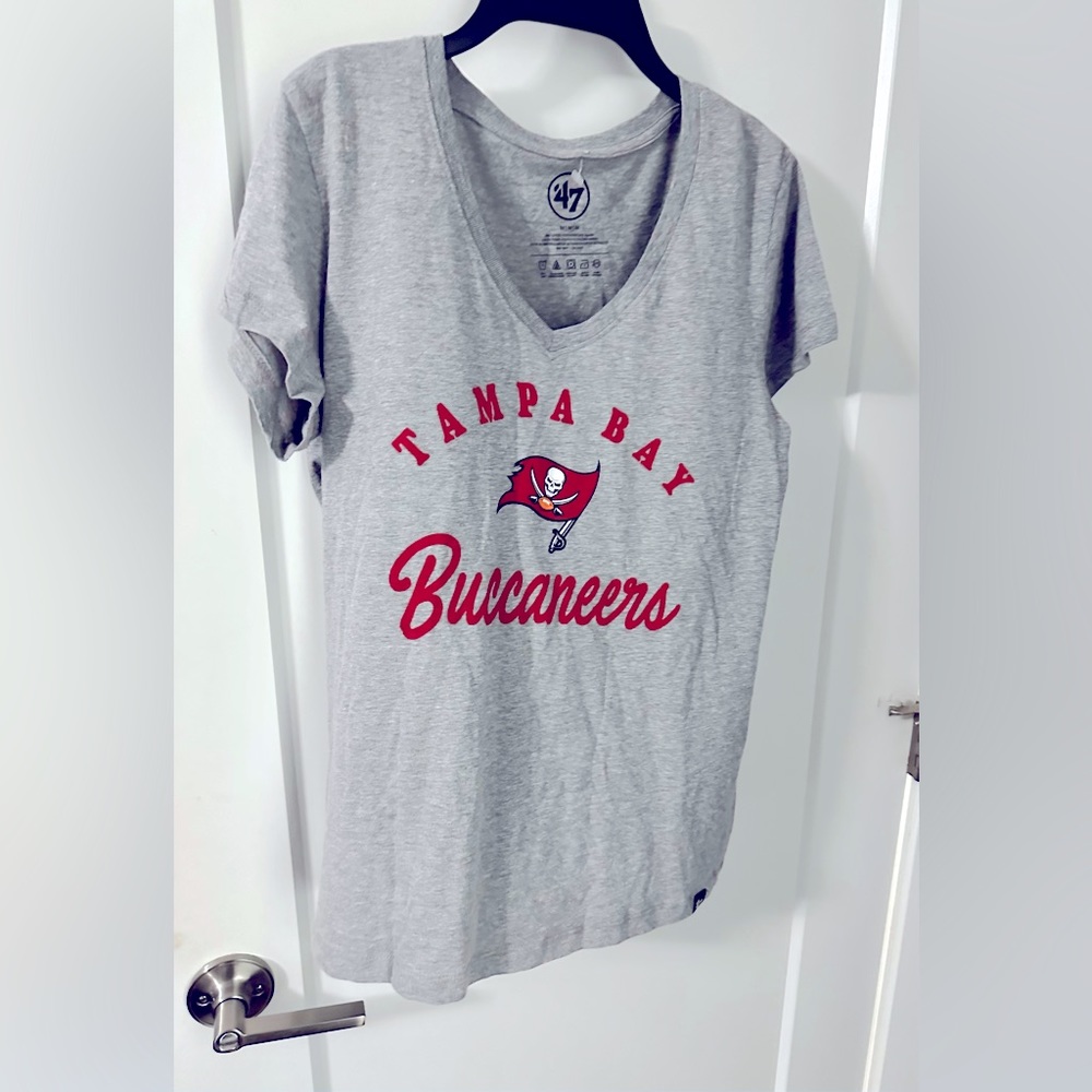 Medium Women's Heathered Gray Tampa Bay Buccaneers Script V-Neck T-Shirt
